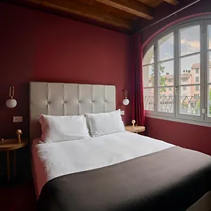 Rego - Boutique & Serenity With Some Off-site In The Heart Of Center Apartment